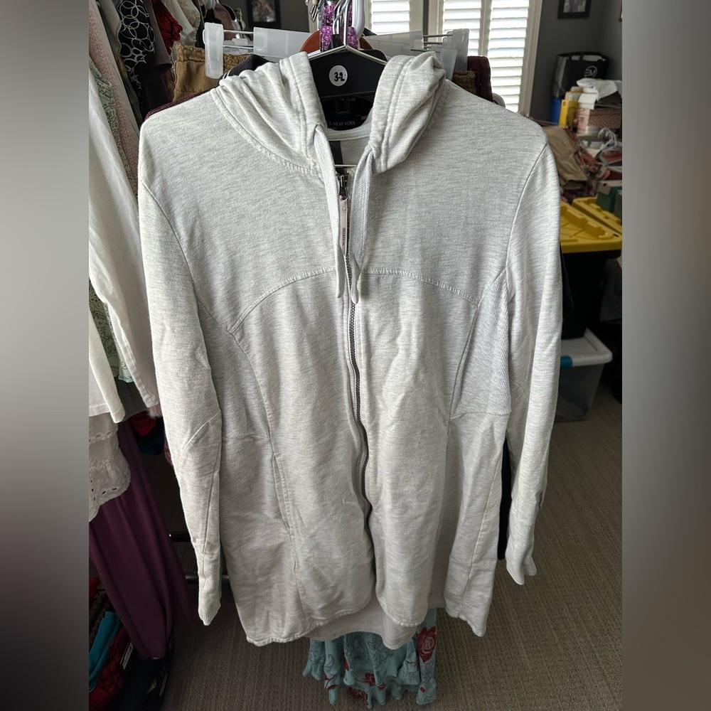 #300 Women’s Mondetta Light Gray Zip-Up Hoodie in Size XL.